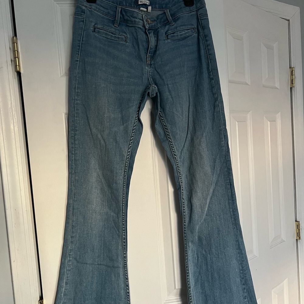 ROXY Size 27 Light wash bellbottom jeans